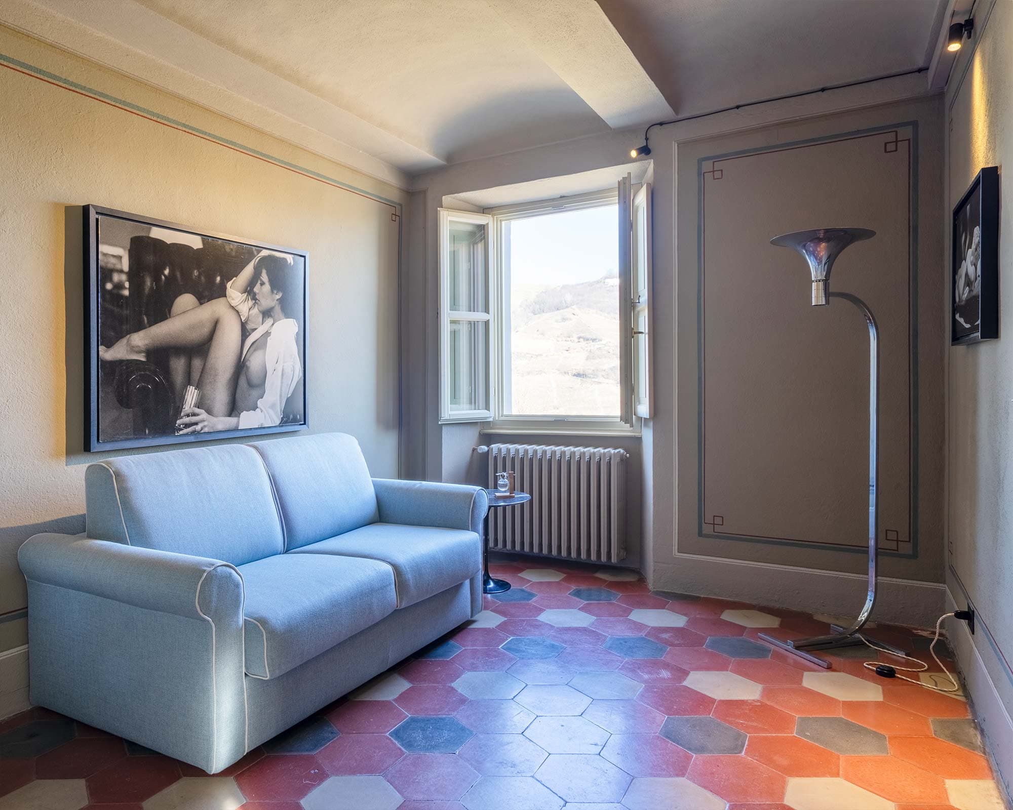 vigne di fagnano il diavolo sulle colline salottino vista langhe divano foto bianco nero nudo