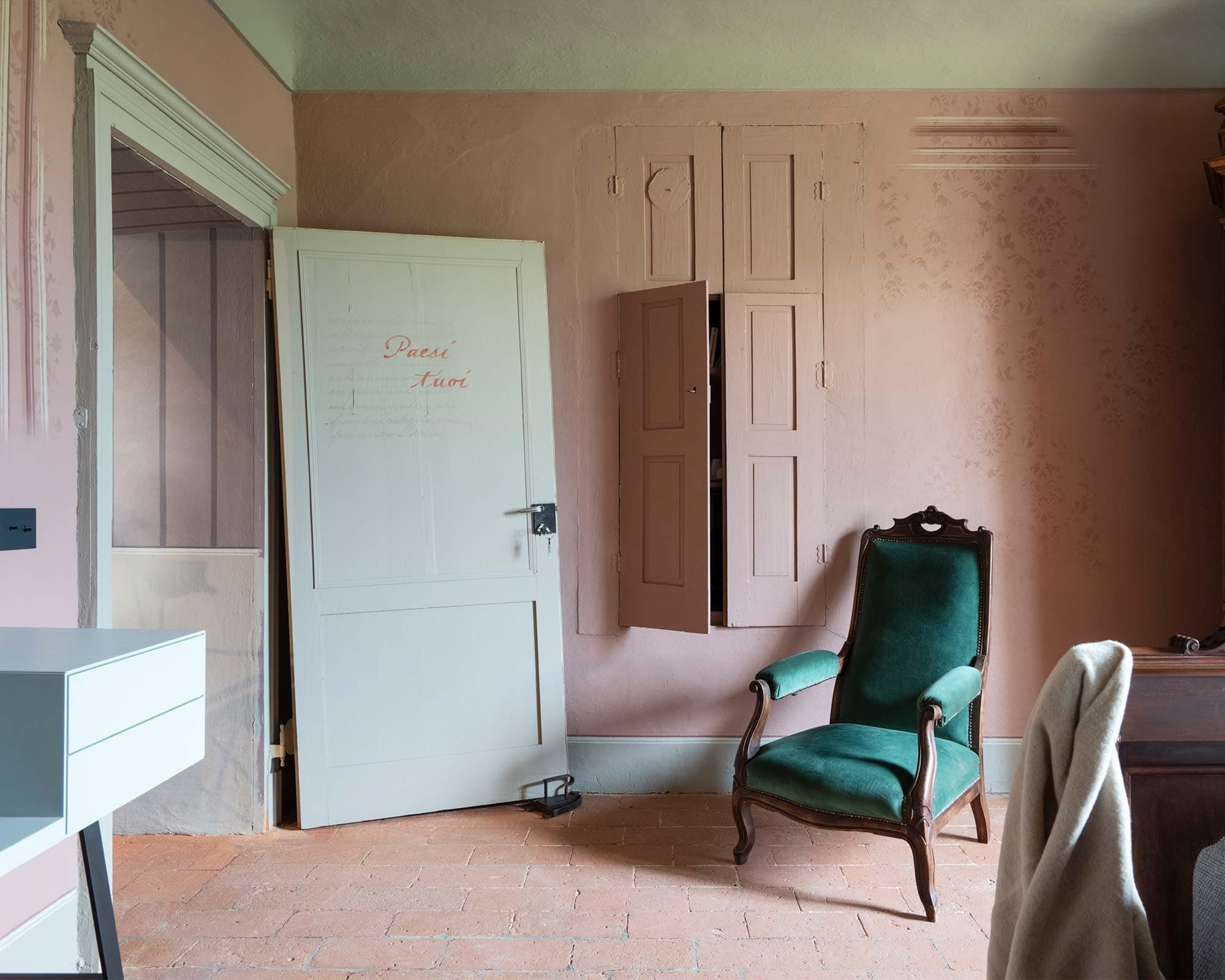 vigne di fagnano paesi tuoi ingresso salottino con poltrona verde