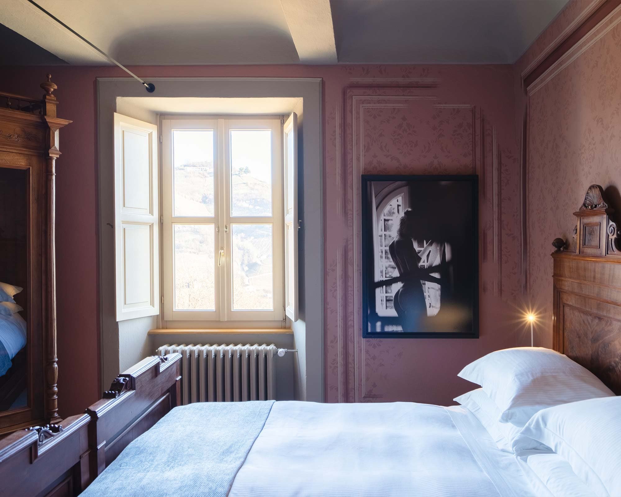 vigne di fagnano paesi tuoi letto con vista su langhe foto bianco nero nudo