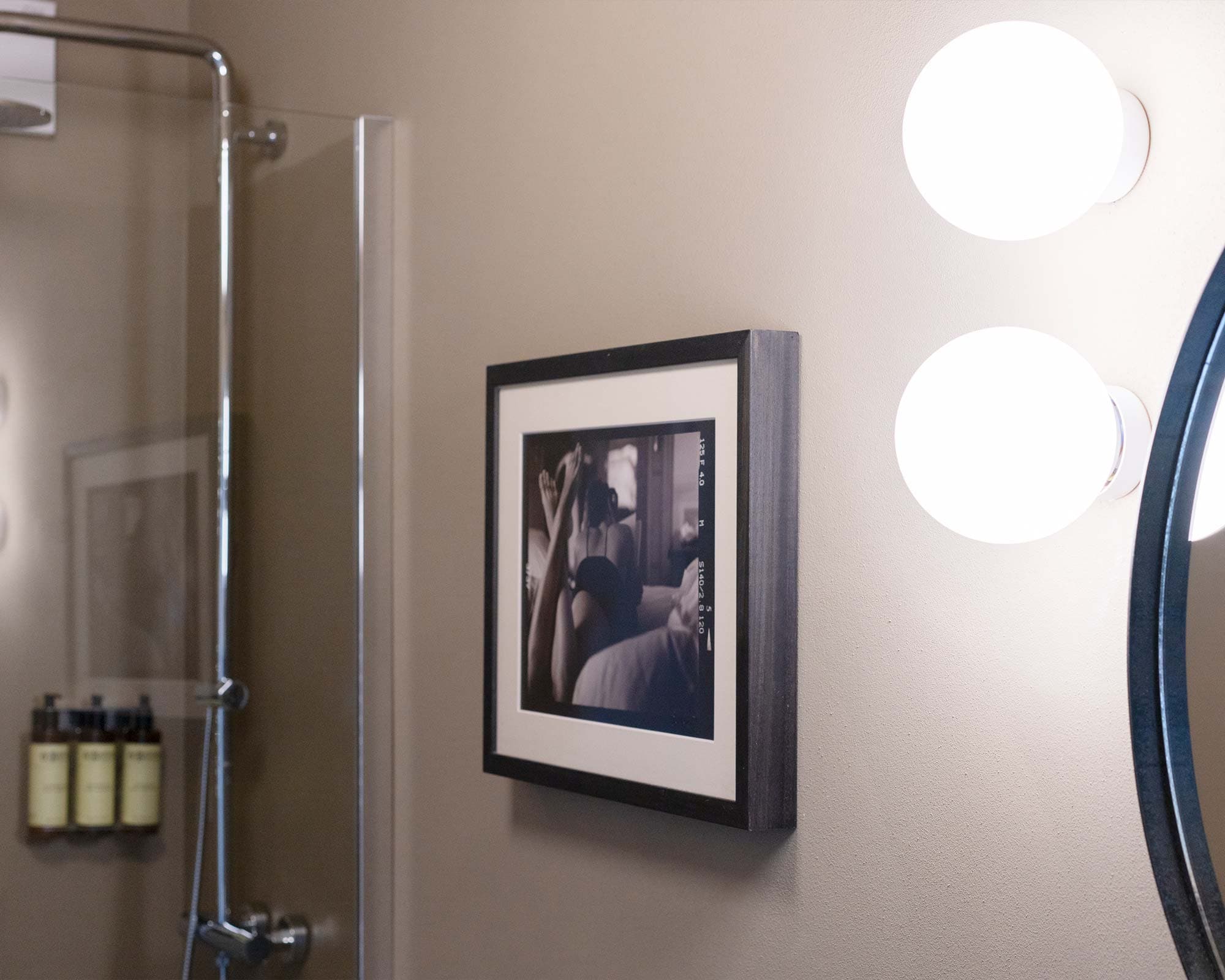 vigne di fagnano tra donne sole bagno foto bianco nero