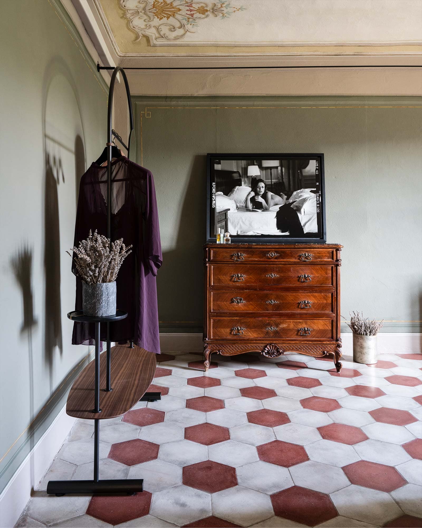 vigne di fagnano tra donne sole cementine originali soffitti affrescati foto bianco nero nudo