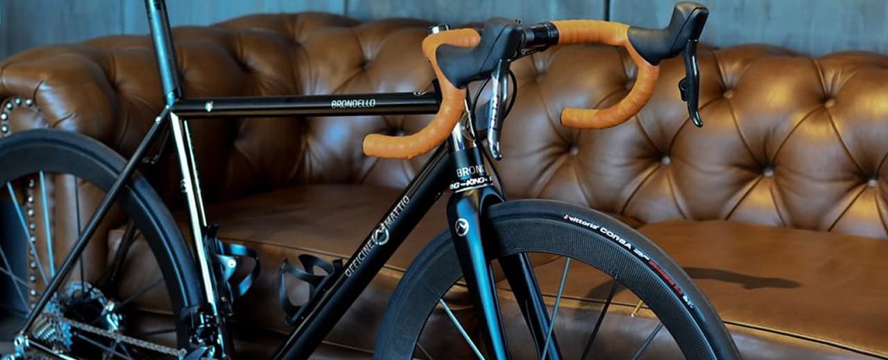 personalizzazione-grafica-bicicletta-Brondello-Officine-Mattio-scritte-verniciate-su-telaio-custom-acciaio-carbonio-alluminio-Lapiedra 1