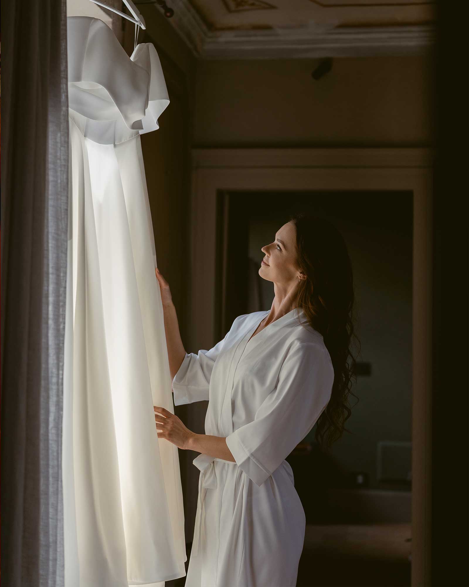 vigne di fagnano matrimonio sposa guarda vestito da sposa soffitto affrescato