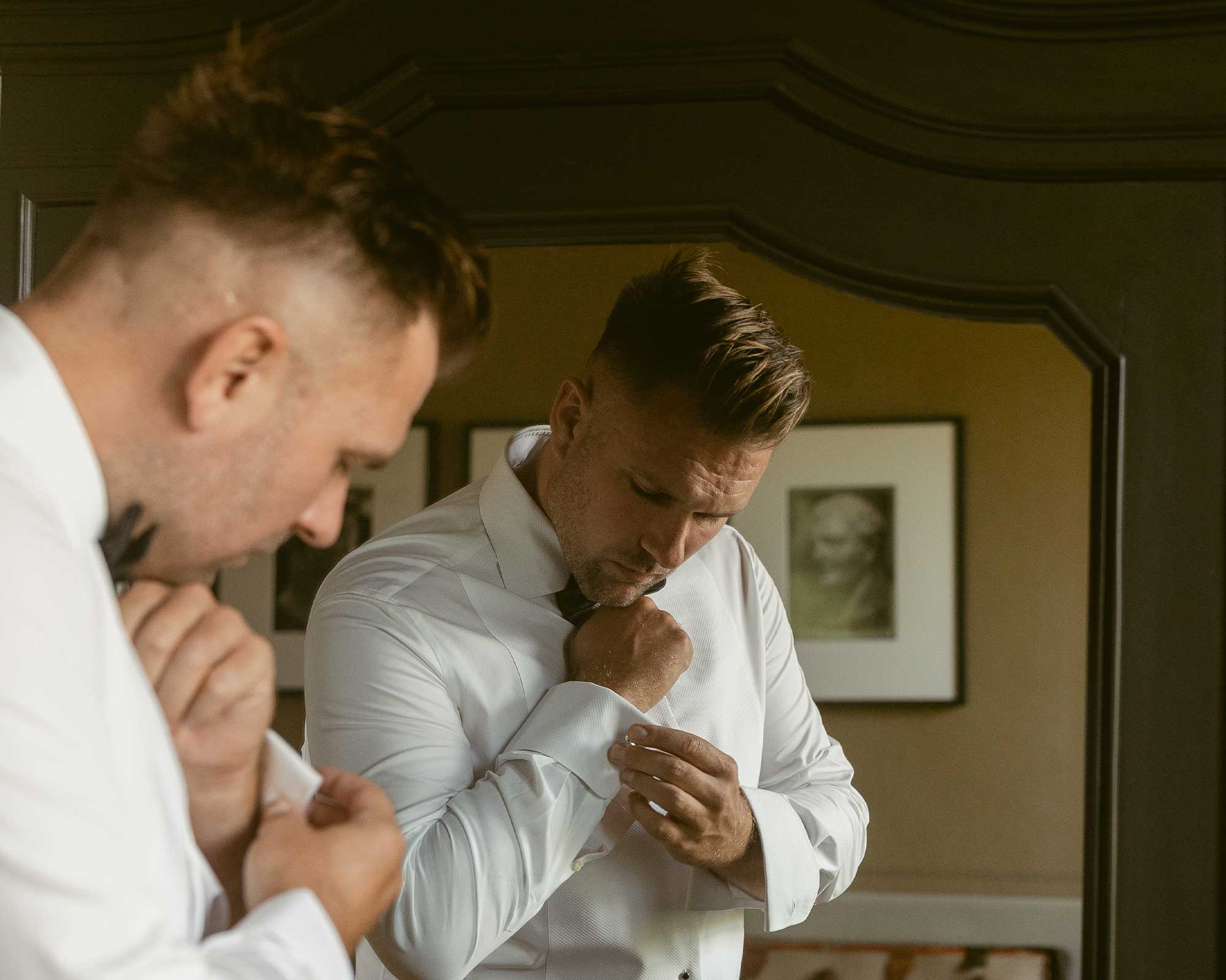 vigne di fagnano sposo vestizione inserimento gemelli camicia langhe patrimonio unesco