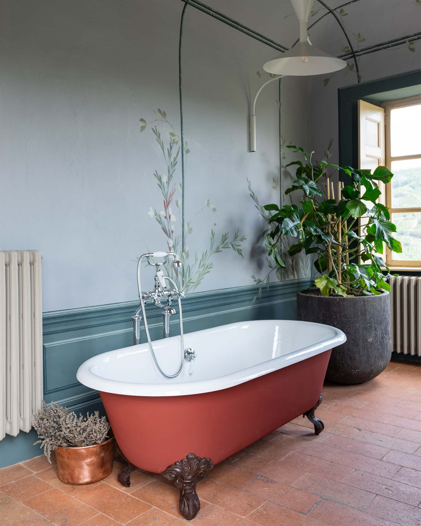 vigne di fagnano il diavolo sulle colline vasca da bagno rossa muro affrescato