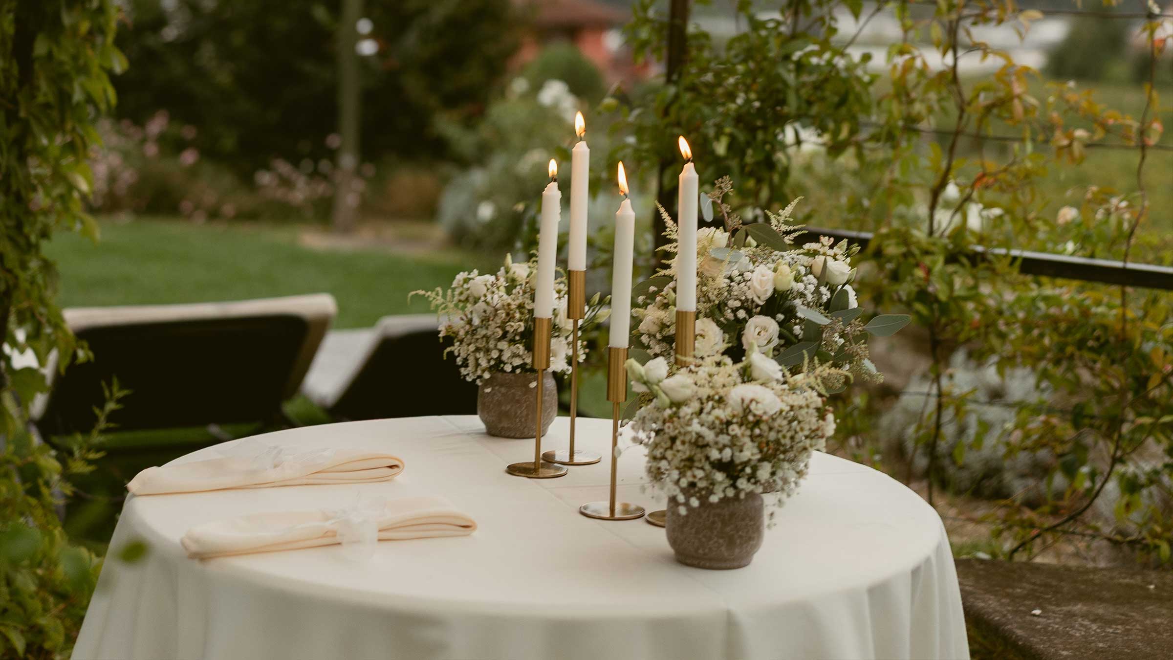 vigne di fagnano allestimento matrimonio giardino tavolo privato con candele langhe patrimonio unesco