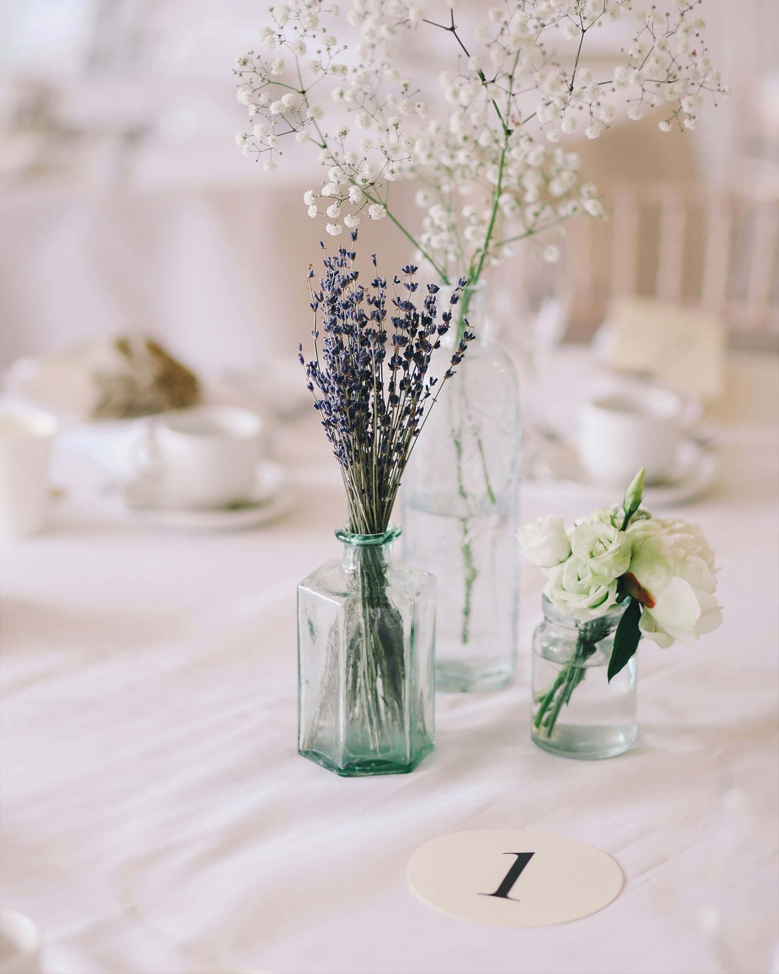 vigne di fagnano wedding dettaglio fiori tavolo sposi