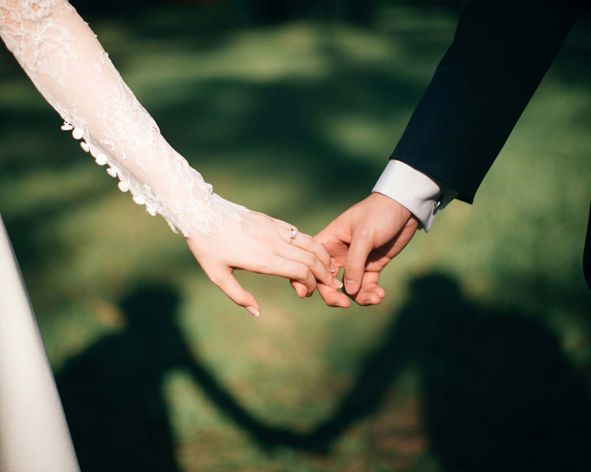 vigne di fagnano wedding dettaglio mani sposi